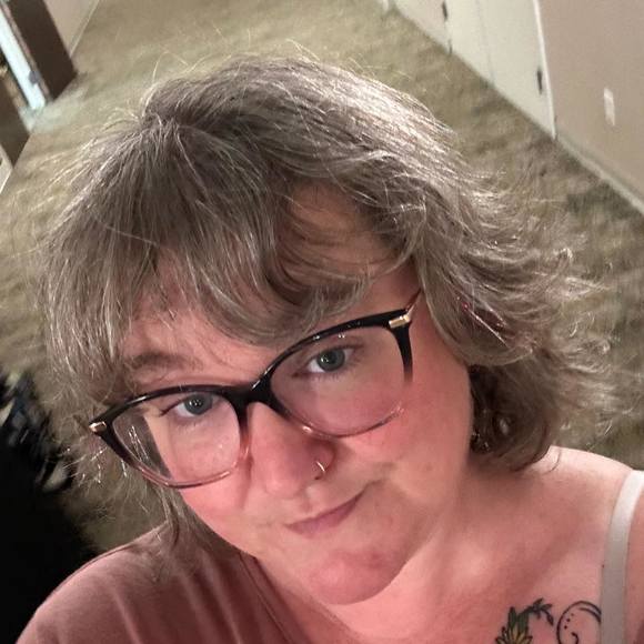 Meet your Posher, Author roxanne - Picture 1 of 1